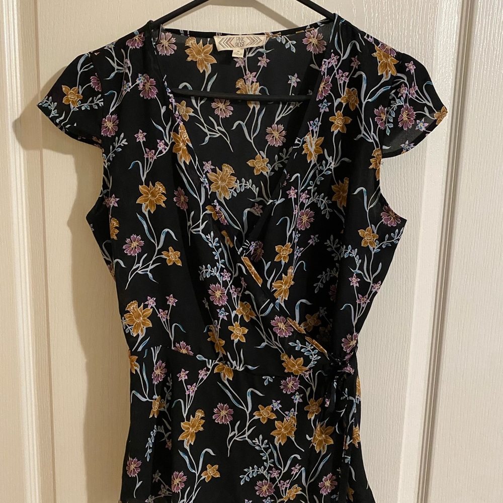 Women’s pink rose floral wrap top size medium
